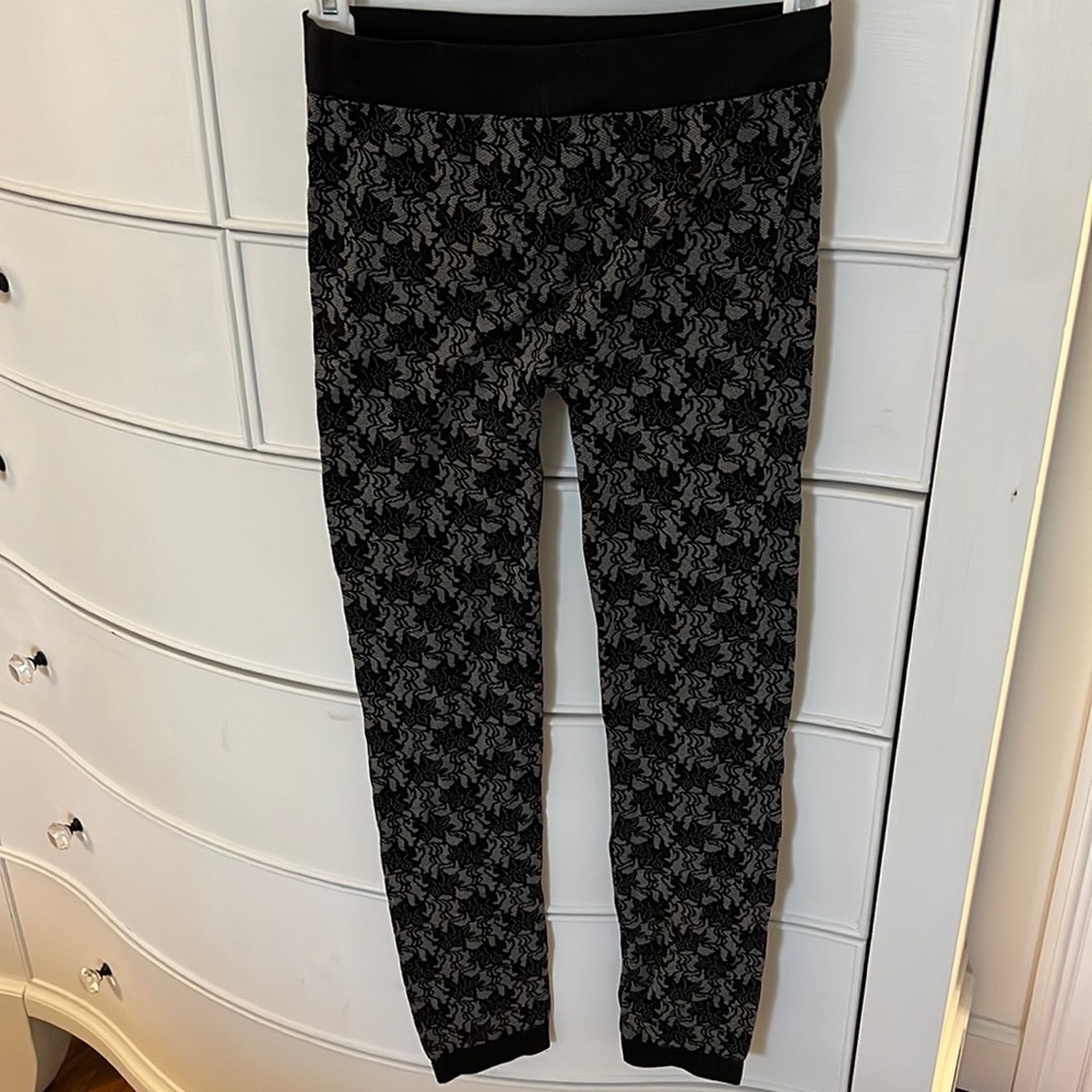 Seamless patterned leggings